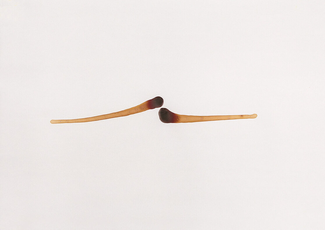 Rinnspuren zweier Tropfen, die waagrecht aufeinander zulaufen