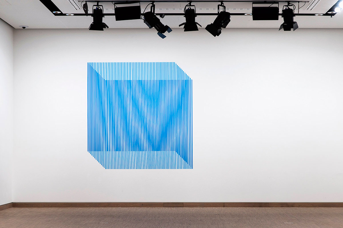 Blaue Klebebandinstallation an der Wand