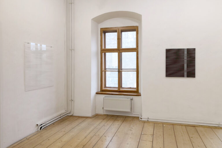 Yada Yada Yada
2019, Siebdruck auf Glas, vierteilig, transformierbar, 85 x 120 cm

Vibration Research (Serie)
2018, Siebdruck auf Papier, je 35 x 35 cm

Self Again 1,2,3
2019, Tusche auf Karton

Dark Drift
2019, Acryl und Lack auf Aludibond, 150 x 50 cm

Drift 01 und 02
2018, Aery[ und Lack auf Aludibond, zweiteilig, je 150 x 100 cm

Spot
2019, Acryl und Lack auf Aludibond

Arrow 03
2018, Acryl und Lack auf Aludibond

Creep
2019, Acryl und Lack auf Aludibond

Recall 02
2019, Acryl und Lack auf Aludibond, transformierbar

Driften 02 und 03 
2019, Acryl und Lack auf Aludibond

White Noise 1 und 2
2019, Siebdruck auf Acrylglas, je 100 x 100 cm

Plac 01, 02, 04, 06 
2018, Acry[ auf Leinwand, je 70 x 70 cm