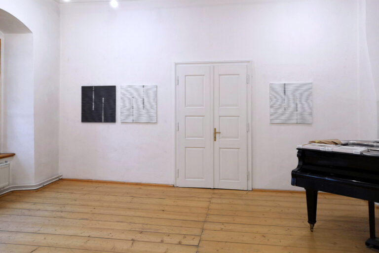 Yada Yada Yada
2019, Siebdruck auf Glas, vierteilig, transformierbar, 85 x 120 cm

Vibration Research (Serie)
2018, Siebdruck auf Papier, je 35 x 35 cm

Self Again 1,2,3
2019, Tusche auf Karton

Dark Drift
2019, Acryl und Lack auf Aludibond, 150 x 50 cm

Drift 01 und 02
2018, Aery[ und Lack auf Aludibond, zweiteilig, je 150 x 100 cm

Spot
2019, Acryl und Lack auf Aludibond

Arrow 03
2018, Acryl und Lack auf Aludibond

Creep
2019, Acryl und Lack auf Aludibond

Recall 02
2019, Acryl und Lack auf Aludibond, transformierbar

Driften 02 und 03 
2019, Acryl und Lack auf Aludibond

White Noise 1 und 2
2019, Siebdruck auf Acrylglas, je 100 x 100 cm

Plac 01, 02, 04, 06 
2018, Acry[ auf Leinwand, je 70 x 70 cm