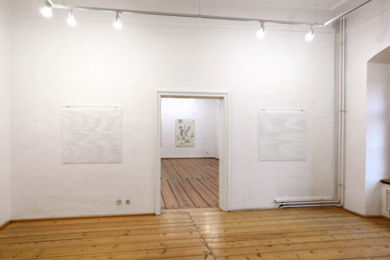 Yada Yada Yada
2019, Siebdruck auf Glas, vierteilig, transformierbar, 85 x 120 cm

Vibration Research (Serie)
2018, Siebdruck auf Papier, je 35 x 35 cm

Self Again 1,2,3
2019, Tusche auf Karton

Dark Drift
2019, Acryl und Lack auf Aludibond, 150 x 50 cm

Drift 01 und 02
2018, Aery[ und Lack auf Aludibond, zweiteilig, je 150 x 100 cm

Spot
2019, Acryl und Lack auf Aludibond

Arrow 03
2018, Acryl und Lack auf Aludibond

Creep
2019, Acryl und Lack auf Aludibond

Recall 02
2019, Acryl und Lack auf Aludibond, transformierbar

Driften 02 und 03 
2019, Acryl und Lack auf Aludibond

White Noise 1 und 2
2019, Siebdruck auf Acrylglas, je 100 x 100 cm

Plac 01, 02, 04, 06 
2018, Acry[ auf Leinwand, je 70 x 70 cm